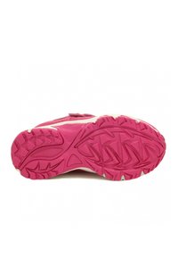 Rosa Sportschuhsohle mit einem strukturierten, gerillten Muster für besseren Halt. Verfügt über weiße Akzente und einen verstärkten Zehenbereich.