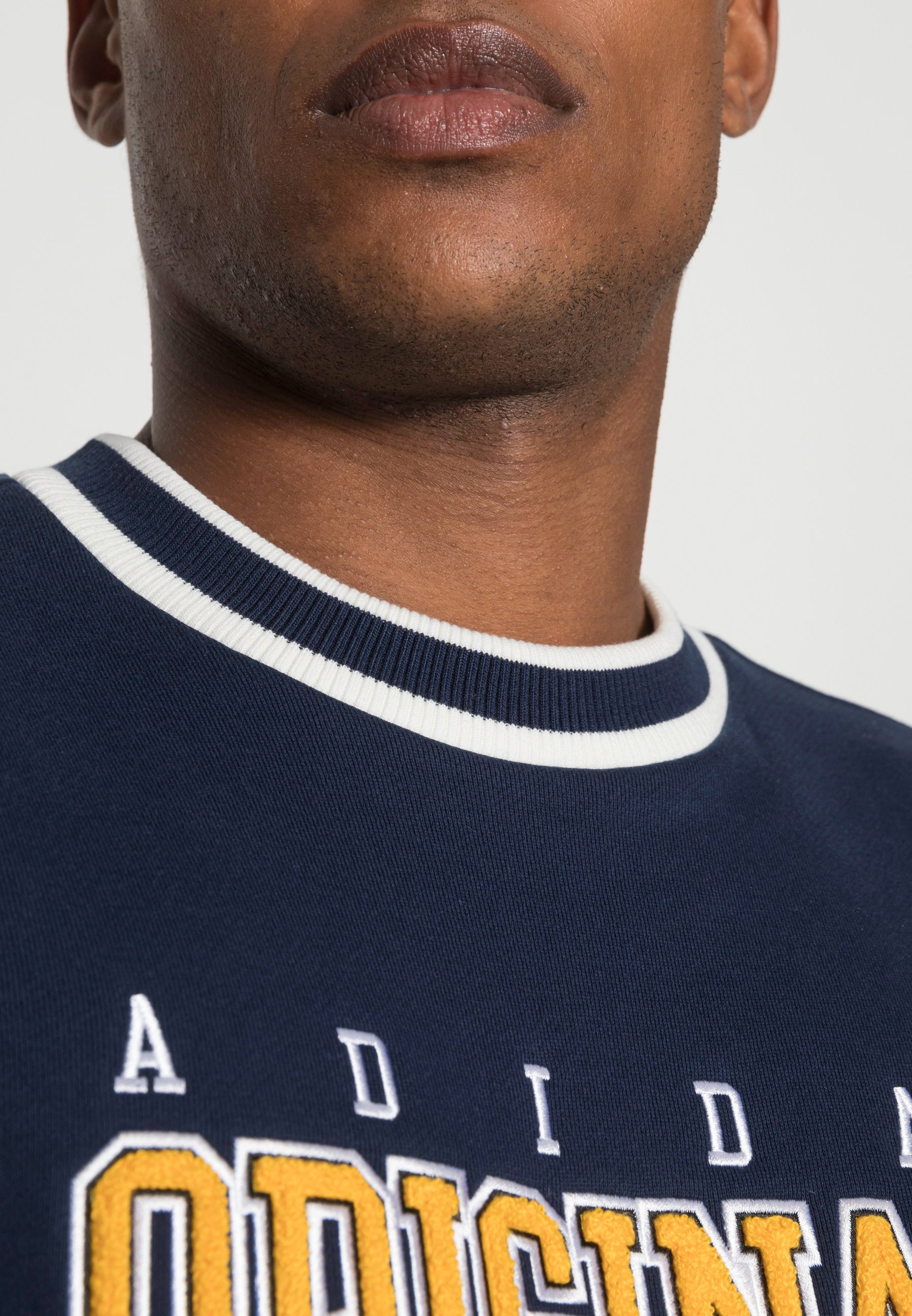 script crew sweatshirt adidas