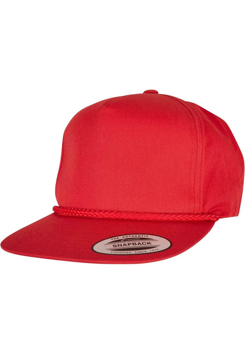 Punane snapback müts lameda visoriga, valmistatud siledast kangast, millel on kootud aktsent põhja ümber ja ümmargune brändi silt all.