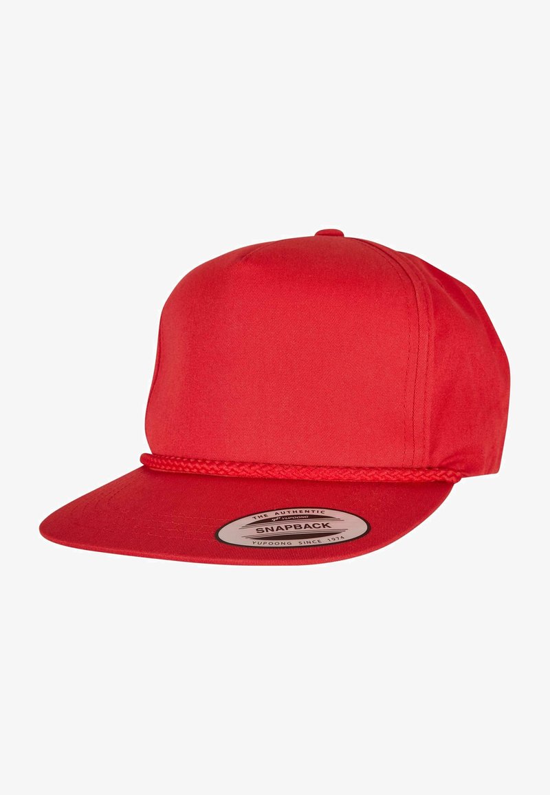 Casquette snapback rouge avec une visière plate, fabriquée en tissu lisse, ornée d'un accent tressé le long de la base et d'un label de marque circulaire en dessous.