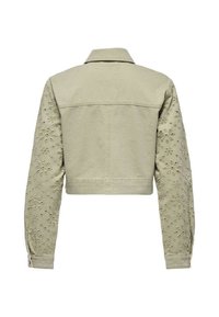 Veste en denim vert clair, coupée avec un dos uni. Les manches présentent des motifs floraux en relief et des poignets à boutons pour plus de détails.