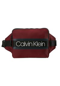 Bordeaux nylon heuptas met een zwart logo band, ritssluiting, verstelbare band en een rechthoekige vorm met afgeronde hoeken.