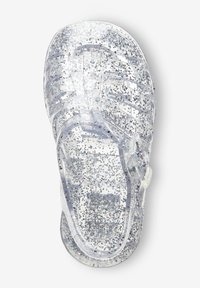 Klare Jelly-Sandale mit Glitzer, die eine geschlossene Spitze, ein offenes Design und einen verstellbaren Riemen aufweist. Glatte Oberfläche mit hohlen Ausschnitten.