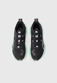 Baskets de course Puma noires et vert menthe avec une semelle rembourrée et un design à lacets, vues de dessus sur un fond blanc.