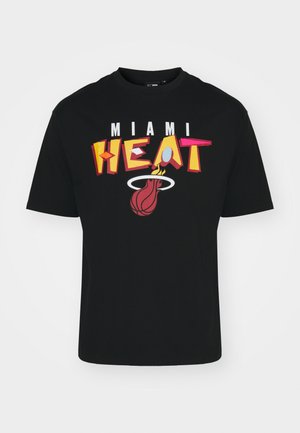 Camiseta negra con un gran gráfico que presenta "MIAMI" en blanco y "HEAT" en amarillo y rosa en negrita, junto con un logotipo de baloncesto en rojo.