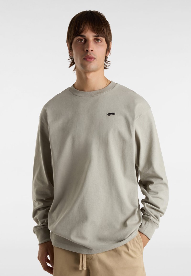 Lichtgrijze langemouwen T-shirt van zachte katoen met een ronde hals. Met een klein zwart logo op de borst. Regular fit.