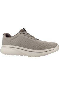 Zapatillas deportivas de color gris claro con parte superior de malla, puntera redondeada, diseño con cordones y suela blanca acolchada para mayor comodidad.