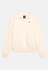 Pulóver de crema claro con cuello, mangas largas y puños acanalados. Presenta un pequeño logo negro en el lado izquierdo del pecho y un dobladillo ajustado.