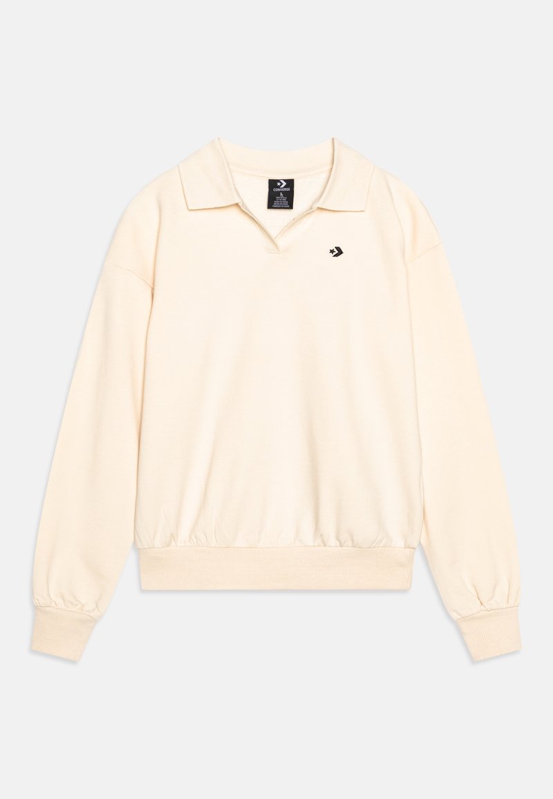 Pulóver de crema claro con cuello, mangas largas y puños acanalados. Presenta un pequeño logo negro en el lado izquierdo del pecho y un dobladillo ajustado.