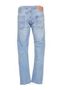 Ljusblå denimjeans med rak bendesign, featuring bakfickor och en läderlapp på midjan. Klassisk femfickorsstil.