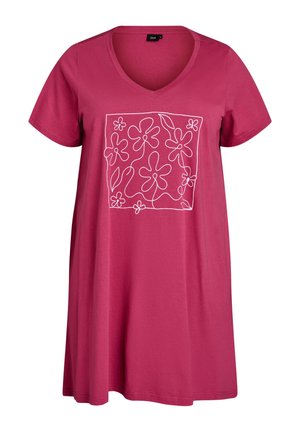Kortærmet, lyserød t-shirt-kjole med V-hals, der har et hvidt blomstermønster i en firkantet form centralt på fronten. Blødt stof.