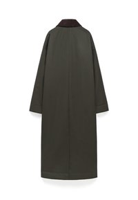 Cappotto lungo, di colore verde scuro, realizzato in tessuto liscio, con colletto in corduroy marrone e taglio dritto, maniche lunghe e senza chiusure visibili.