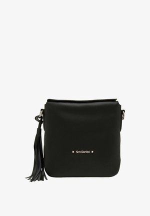 Sort læder crossover taske med en enkel rektangulær form. Har et frontlogo, sølvfarvede metaldele og en frynse-accent på siden.
