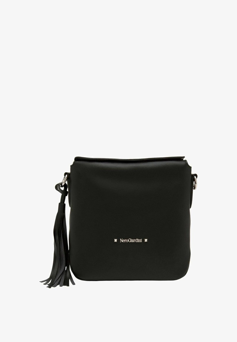 Sort læder crossover taske med en enkel rektangulær form. Har et frontlogo, sølvfarvede metaldele og en frynse-accent på siden.