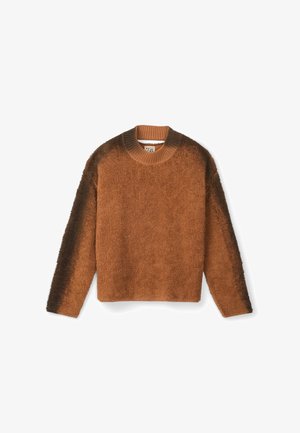 Bruine fuzzy langetermijntop met geribbelde kraag, plat gelegd op een witte achtergrond.