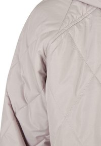 Lys grå quiltet jakke med diamantmønster, glatt tekstur og hette. Stoffet ser mykt og litt skinnende ut.