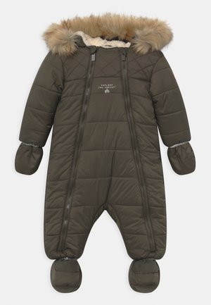 Combinaison de neige matelassée pour bébé de couleur vert olive avec moufles et chaussons attachés, capuche bordée de fourrure, et texte "Explorez la forêt !" sur la poitrine.