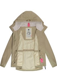 Beige jakke med hette, med en glatt innlining, snor-detaljer og et rosa merke. Innsiden har flere lommer.