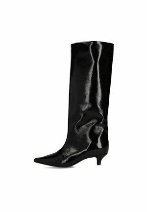 Botte noire, brillante, montante jusqu'au genou, avec un bout pointu et un petit talon. Texture lisse et design ajusté, sans ornements visibles.