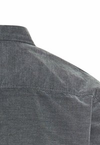 Graues Button-Up-Hemd, aus strukturiertem Stoff mit feinem Karomuster. Verfügt über einen umgeschlagenen Kragen und leicht strukturierte Schulternähte.