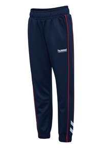 Marineblaue Sporthose mit roten Seitenstreifen, elastischem Bund und Bündchen, "hummel performance" Logo am oberen Oberschenkel, reflektierende Details in Knöchelnähe.