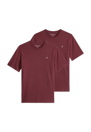 To ensfarvede mørkrøde t-shirts med korte ærmer og rund halsudskæring med lille hvid "M OP"-logo på venstre bryst, vist stablet på en hvid baggrund.