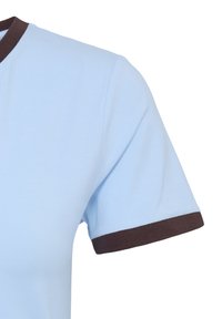 Chemise bleu clair à manches courtes avec bordure marron foncé sur le col et les bords des manches présentée sur un fond blanc.