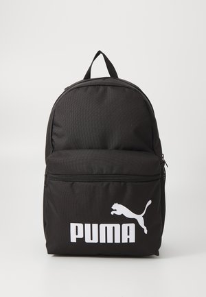 Juodas audinio kuprinės su apvalia forma, turinčios priekiniame užtrauktuke kišenę ir ryškų baltą Puma logotipą bei siluetą.