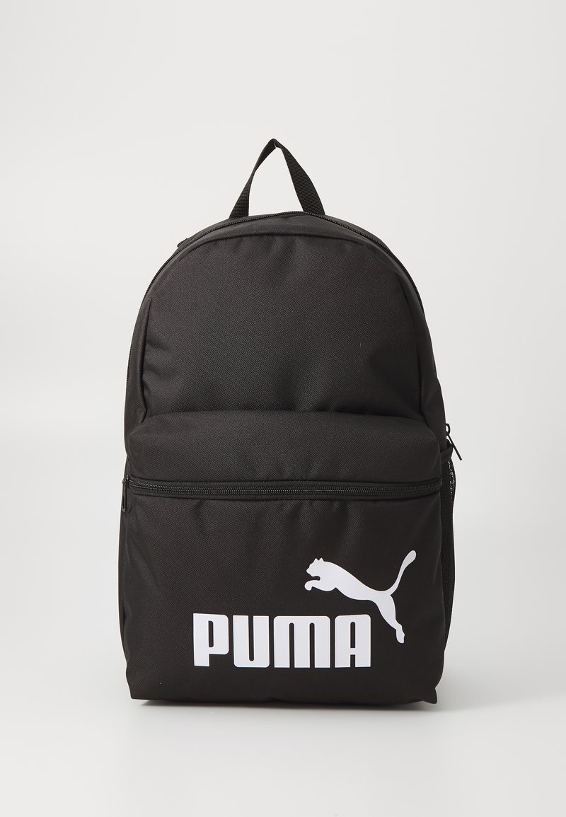Svart stoffryggsekk med avrundet design, med en frontlomme med glidelås og en fremtredende hvit Puma-logo og silhuett.