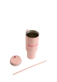 Tasse en acier inoxydable rose avec un couvercle et une paille ; présente "Juicy Couture" en texte rose ; finition mate lisse, forme arrondie et intérieur isolé.