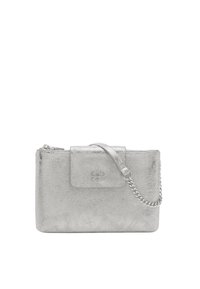 Srebrna metaliczna torba na ramię z teksturowanym wykończeniem, zamknięciem na klapę i łańcuszkowym paskiem. Z przodu znajduje się wytłoczony logo.