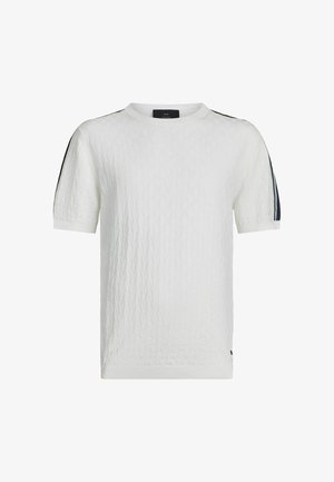 Valge lühikeste varrukatega tekstuuriga kootud särk, mille mõlema varruka ülaosas jooksevad mustad ja valged triibud.