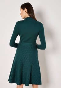 Apricot HIGH NECK - Stickad klänning - green
