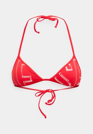 Top de biquíni triangular vermelho com detalhes transparentes, com atilhos ajustáveis no pescoço e nas costas, textura suave, apresentando um design ousado.