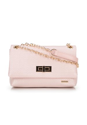 Borsa sintetica rosa con texture intrecciata, tracolla in catena dorata e dettaglio di chiusura nera. Include un accento con logo sul lato.