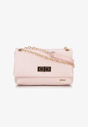 Sac à main synthétique rose avec une texture tissée, bandoulière en chaîne dorée et un détail de fermoir noir. Comprend un accent de logo sur le côté.