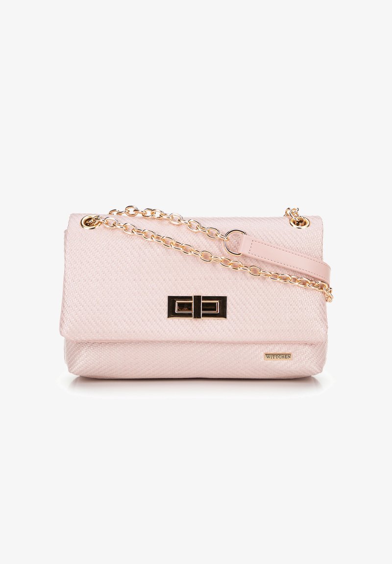 Roze synthetische handtas met een geweven textuur, gouden kettingband en een zwart sluitingdetail. Inclusief een logo-accent aan de zijkant.