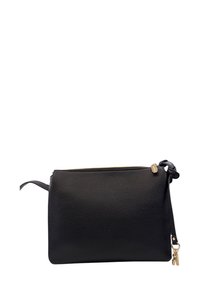 Borsa a pochette nera in pelle con superficie texturizzata, chiusura con zip nella parte superiore e tracolla rimovibile. Presenta un piccolo dettaglio in metallo dorato.