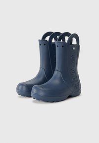 Stivali in gomma blu navy alla caviglia con punte arrotondate, suole testurizzate, dettagli con logo e maniglie laterali per una facile calzata.