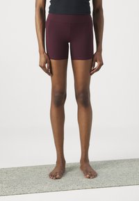 Athleta SALUTATION STASH SHORT - Tights - spiced cabernet