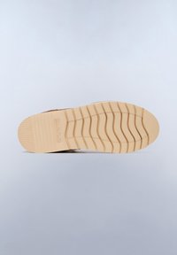 Suola di una scarpa con un motivo a battistrada ondulato e un materiale gommato di un beige chiaro, con un bordo liscio e un marchio in rilievo.