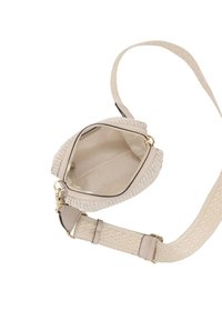 Beige handgewebte Handtasche mit einem Reißverschluss, Stofffutter und verstellbarem Trageriemen. Verfügt über eine goldfarbene Hardware und eine weiche Textur.