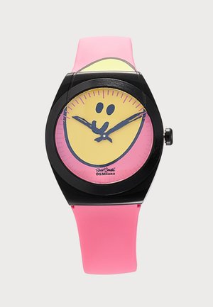 Zwart rond horloge met roze siliconen bandje, met een geel smiley-gezicht op de wijzerplaat en paarse uur- en minutenwijzers.