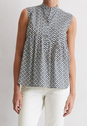 Ærmeløs bluse i let stof med geometrisk print i blå, gul og hvid. Høj hals med knappedetalje, afslappet pasform.