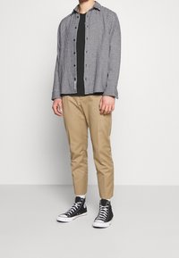 YOURTURN Printtipaita - black