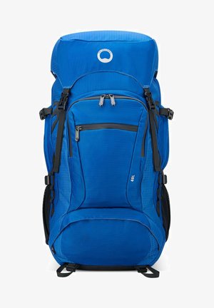 Zaino blu di forma rettangolare, realizzato in materiale testurizzato, con numerose tasche con cerniera e spallacci regolabili.