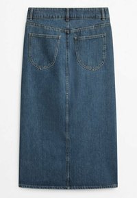 Jupe en jean bleu longueur genou avec deux poches arrière, passants pour ceinture et une couture centrale verticale dans le dos.