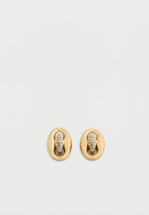 Goldene ovale Clip-Ohrringe mit einer zentralen Stange, die mit kleinen klaren Kristallen auf weißem Hintergrund verziert ist.