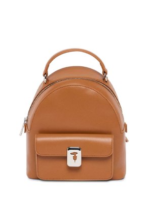 Mochila de cuero marrón con forma redondeada, cierre de cremallera, bolsillo frontal con solapa y acentos en metal plateado. Textura suave con líneas limpias.