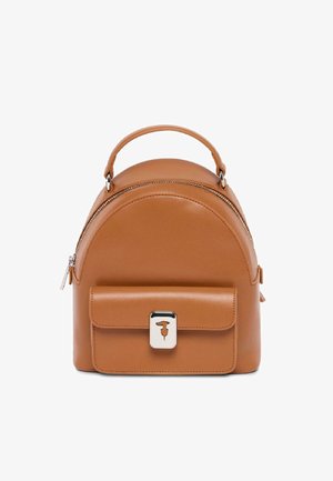 Brauner Leder-Rucksack in runder Form, mit Reißverschluss, vorderer Klappentasche und silbernen Hardware-Akzenten. Glatte Textur mit klaren Linien.